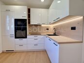 Pronájem luxusního bytu 2+kk 40 m- novostavba, přízemí, parkovací stání před domem, cena 12500 CZK / objekt / měsíc, nabízí