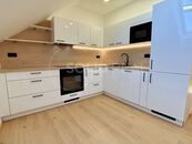 Pronájem luxusního bytu 2+kk 51 m- novostavba, podkroví , parkovací stání před domem, cena 14000 CZK / objekt / měsíc, nabízí