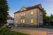 Reprezentativní vila 330 m2 v centru Říčan se třemi bytovými jednotkami a pozemkem 701 m2, cena 29900000 CZK / objekt, nabízí