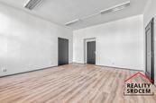Pronájem kanceláře 28 m2, ul. Poštovní, Karviná-Fryštát, cena 4200 CZK / objekt / měsíc, nabízí DĚLÁME REALITY SRDCEM