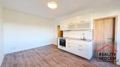 Pronájem zrekonstruovaného bytu 2+kk s komorou a lodžií, 37 m2, ul. Budovatelů, Nový Jičín, cena 12005 CZK / objekt / měsíc, nabízí 