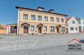 Pronájem podkrovního bytu 3+kk s šatnou, Náměstí, Paskov, cena 17000 CZK / objekt / měsíc, nabízí DĚLÁME REALITY SRDCEM