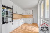 Pronájem zrekonstruovaného bytu 2+kk se šatnou a dvěma lodžiemi, 56 m2, ul. I. Šustaly, Kopřivnice, cena 13491 CZK / objekt / měsíc, nabízí DĚLÁME REALITY SRDCEM