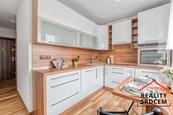 Pronájem bytu v os. vlast. o velikosti 2+1+lodžie/59m2 na ul. V Aleji, Karviná - Ráj, cena 9700 CZK / objekt / měsíc, nabízí 