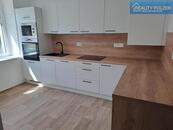 Nabízíme pronájem bytu 3+1 v rodinném domě., cena 15000 CZK / objekt / měsíc, nabízí 