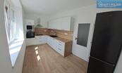 Nabízíme pronájem bytu 2+1 v rodinném domě, cena 13000 CZK / objekt / měsíc, nabízí 