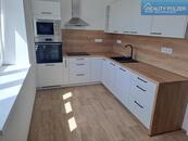 Nabízíme pronájem bytu 2+1 v rodinném domě, cena 13000 CZK / objekt / měsíc, nabízí 