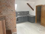 Pronájem nového podkrovního bytu 1+KK v centru Moravských Budějovic