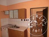 Pronájem prostorného světlého bytu 2+1 ve Znojmě, nám. Armády, cena 11000 CZK / objekt / měsíc, nabízí 