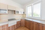 Pronájem bytu 3+kk s velkou terasou, garážovým stáním a sklepem na ul. J. Glazarové, cena 21900 CZK / objekt / měsíc, nabízí 