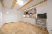 Pronájem bytu 1+kk po kompletní rekonstrukci v centru města na ulici Šemberova, cena 10500 CZK / objekt / měsíc, nabízí 
