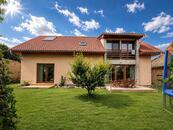 Moderní rodinný dům 200 m², pozemek 1 420 m², v uzavřeném areálu, jedinečné soukromí, Prah, cena 16900000 CZK / objekt, nabízí Jana Císařová