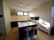Prodej zařízeného rodinného domu 3kk 128m2 Bezinková, Březiněves, Garáž, Zahrada 542m2, cena 19500000 CZK / objekt, nabízí FREEDOM REALITY s.r.o.