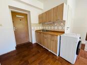 Pronájem garsoniéry 30 m² v cihlovém domě klidné a kvalitní bydlení ve Vratislavicích nad Nis, cena 9000 CZK / objekt / měsíc, nabízí 