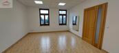 Pronájem dvou propojených kanceláří 40 m2, Valašské Meziříčí, u. Křížkovského, cena 10000 CZK / objekt / měsíc, nabízí 