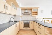 Pronájem bytu 2+kk - 45 m + balkon 7,8 m + garážové stání, Kováříkova, Praha 5 - Hlubočepy, cena 22000 CZK / objekt / měsíc, nabízí Nexus Reality s.r.o.