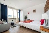 Prostorný a světlý byt 1+kk s výhledem, výtahem a sklepem, Nové Město, Biskupský dvůr 1154/1, Praha 1, ideální pro milovníky městského života, cena 24500 CZK / objekt / měsíc, nabízí 
