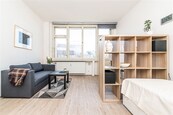 Prostorný a světlý byt 1+kk s výhledem, výtahem a sklepem, Nové Město, Biskupský dvůr 1154/1, Praha 1, ideální pro milovníky městského života, cena 24500 CZK / objekt / měsíc, nabízí 