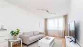 Světlý byt 2+kk (42 m2) s vlastní lodžií (6,3 m2) a sklepem, 5 min od metra Háje - Stříbrského, Praha, cena 7150000 CZK / objekt, nabízí 
