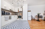 Prostorný byt 2+kk s východní orientací lodžií, komorou a parkovacím stáním v klidné lokalitě u Dalejského údolí, cena 22000 CZK / objekt / měsíc, nabízí CENTURY 21 Tandem
