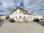 Pronájem komplexu kanceláří, skladů a vzorkových prodejen 619m2 , Jirny, Tovární 26, Praha východ, cena 111550 CZK / objekt / měsíc, nabízí 