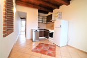 Pronájem bytu 2+kk 33 m2 + lodžie 3 m2 v centru Neveklova, okres Benešov., cena 11000 CZK / objekt / měsíc, nabízí 