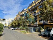 Pronájem slunného bytu 2+kk o velikosti 52 m2 + 32 m2 pedzahrádka, Praha - Kabešova, cena 25000 CZK / objekt / měsíc, nabízí 