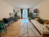 Pronájem moderního bytu 2+kk s balkonem, garážovým stáním a sklepem, cena 16500 CZK / objekt / měsíc, nabízí 