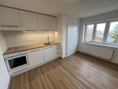 Pronájem novostavby atypického bytu 2+1 s galerií, zahradou a parkováním - Jihlava, Lesnov., cena 16000 CZK / objekt / měsíc, nabízí 
