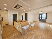 Pronájem třípodlažní moderní vily, zahrada, terasa, sklep, Praha Hostivař, cena 65000 CZK / objekt / měsíc, nabízí Mgr. Jan Vodenka