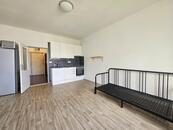 Pronájem světlého bytu 1+kk, 28 m2, 4. patro s výtahem, cena 13500 CZK / objekt / měsíc, nabízí Mgr. Jan Vodenka