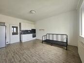 Pronájem světlého bytu 1+kk, 28 m2, 4. patro s výtahem, cena 13500 CZK / objekt / měsíc, nabízí 