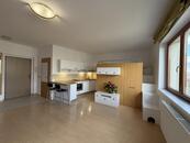 Pronájem světlé garsoniery 32m2, Prorektorská, Praha 10, zařízená, balkon 4m2, parkovací stání, cena 17500 CZK / objekt / měsíc, nabízí 