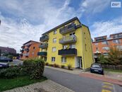 Pronájem 2+kk, cihla, 40 m2, přízemí, předzahrádka, parkovací stání., cena 17000 CZK / objekt / měsíc, nabízí Tomáš Lenner