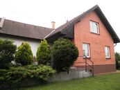 Prostorný dům, 5 ložnic, 3 koupelny, 4 WC, 2 garáže, obytný suterén, fotovoltaika, cena 65000 CZK / objekt / měsíc, nabízí Květoslava Sládková