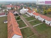 Žatecko-Chomutovsko - Veliká Ves u Podbořan - prodej RD se zemědělskou farmou a pozemky cca 4,3 ha