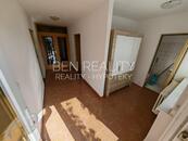 Pronájem 2 byty v rodinném domě Zlín Nivy - 2 bytové jednotky (5+1 a 1+1) + 3 garáž + dílna + sklad, cena 38000 CZK / objekt / měsíc, nabízí BEN realitní kancelář s.r.o.