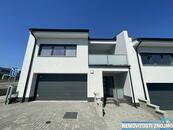 Prodej rodinného domu 4+kk, dvojgaráž, 2x terasa, ul. Suchohrdelská, Znojmo, cena 12000000 CZK / objekt, nabízí 