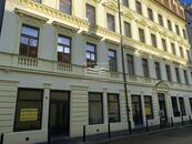 K dlouhodobému pronájmu nabízíme obchodní prostor ve stavu "shell & core" v historickém cent, cena 120000 CZK / objekt / měsíc, nabízí 