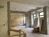 K dlouhodobému pronájmu nabízíme obchodní prostor ve stavu "shell & core" v historickém cent, cena 120000 CZK / objekt / měsíc, nabízí 