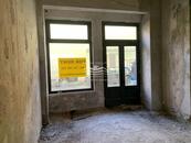 K dlouhodobému pronájmu nabízíme obchodní prostor ve stavu "shell & core" v historickém cent, cena 120000 CZK / objekt / měsíc, nabízí 