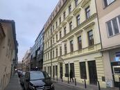 K dlouhodobému pronájmu nabízíme obchodní prostor ve stavu "shell & core" v historickém cent, cena 120000 CZK / objekt / měsíc, nabízí 