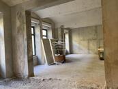 K dlouhodobému pronájmu nabízíme obchodní prostor ve stavu "shell & core" v historickém cent, cena 120000 CZK / objekt / měsíc, nabízí 