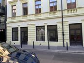 K dlouhodobému pronájmu nabízíme obchodní prostor ve stavu "shell & core" v historickém cent, cena 120000 CZK / objekt / měsíc, nabízí 