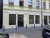 K dlouhodobému pronájmu nabízíme obchodní prostor ve stavu "shell & core" v historickém cent, cena 120000 CZK / objekt / měsíc, nabízí 