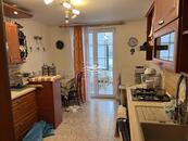 Pronájem samostatného rodinného domu 6+1 s bazénem a saunou možnost dvougeneračního bydlení., cena 35000 CZK / objekt / měsíc, nabízí 