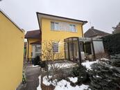 Pronájem samostatného rodinného domu 6+1 s bazénem a saunou možnost dvougeneračního bydlení., cena 35000 CZK / objekt / měsíc, nabízí 