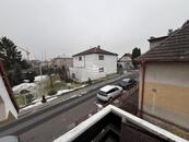 Pronájem samostatného rodinného domu 6+1 s bazénem a saunou možnost dvougeneračního bydlení., cena 35000 CZK / objekt / měsíc, nabízí Domus Reality