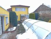 Pronájem samostatného rodinného domu 6+1 s bazénem a saunou možnost dvougeneračního bydlení., cena 35000 CZK / objekt / měsíc, nabízí 