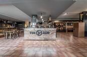 Přenechání pronájmu zavedené restaurace 610 m2, Praha 4, cena 72450 CZK / objekt / měsíc, nabízí Mgr. Jindřich Svoboda